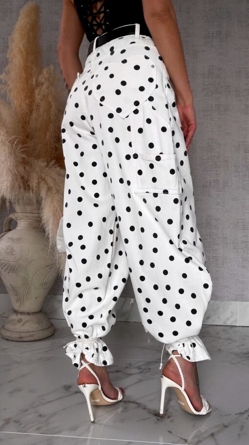 Oryginalne białe spodnie jeansowe typu BALLOON w czarne grochy - R713