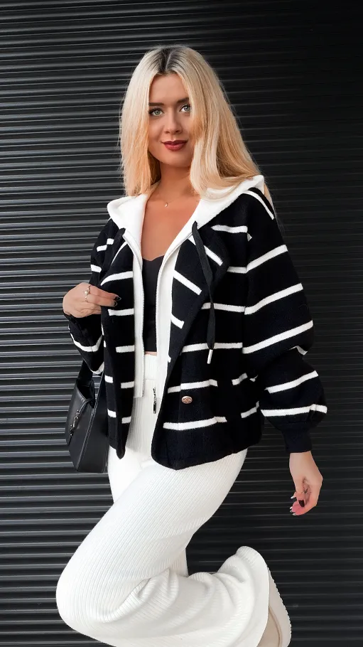 Czarny sweter w paski z kapturem w stylu alpaki ONE SIZE - R334