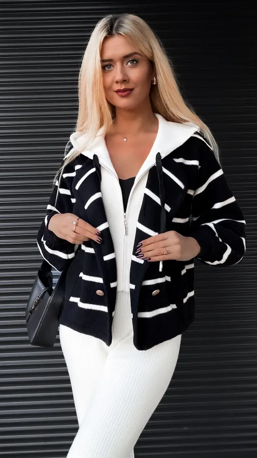 Czarny sweter w paski z kapturem w stylu alpaki ONE SIZE - R334