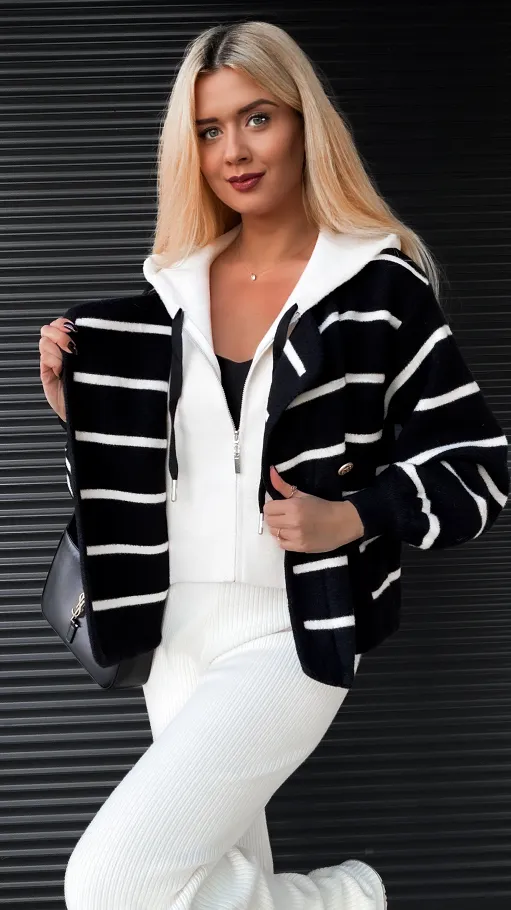 Czarny sweter w paski z kapturem w stylu alpaki ONE SIZE - R334