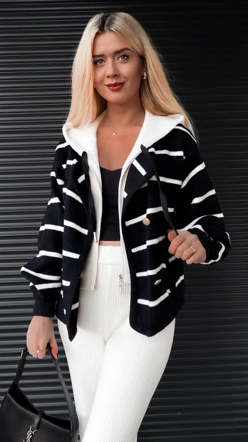 Czarny sweter w paski z kapturem w stylu alpaki ONE SIZE - R334