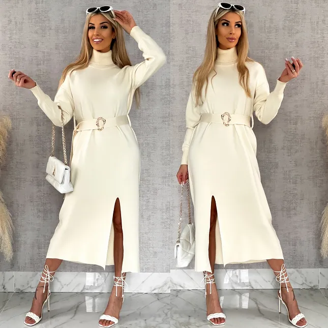 Długa MAXI sukienka dzianinowa z rozcięciem i golfem ONE SIZE ecru - R542