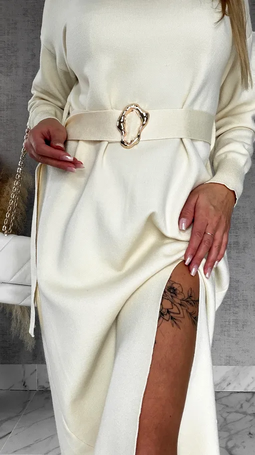 Długa MAXI sukienka dzianinowa z rozcięciem i golfem ONE SIZE ecru - R542