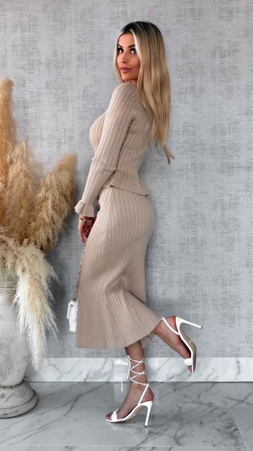 Elegancki dzianinowy komplet bluzka + midi spódnica ONE SIZE beżowy - R439