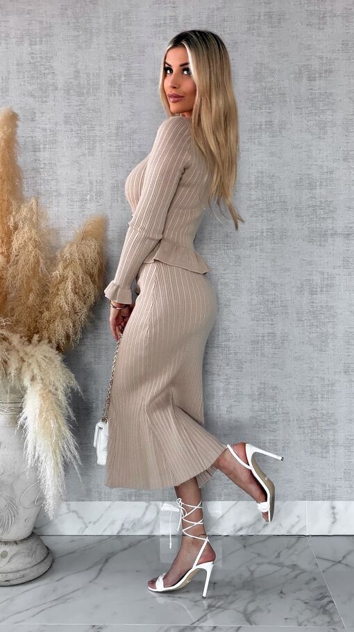 Elegancki dzianinowy komplet bluzka + midi spódnica ONE SIZE beżowy - R439
