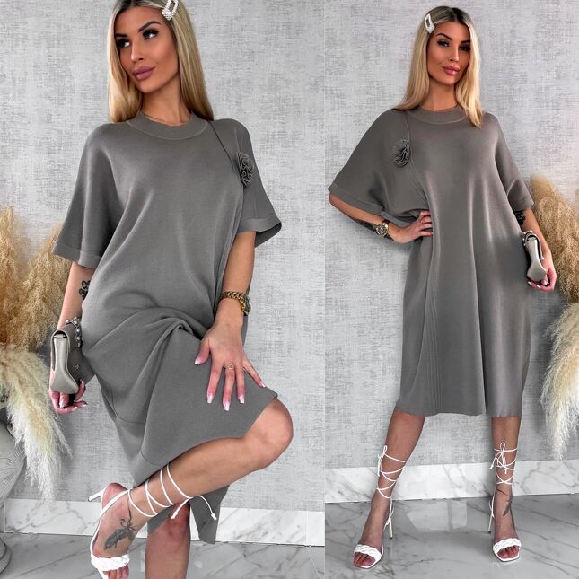Luźna dzianinowa sukienka oversize z różą FANGO wiskoza - R443B