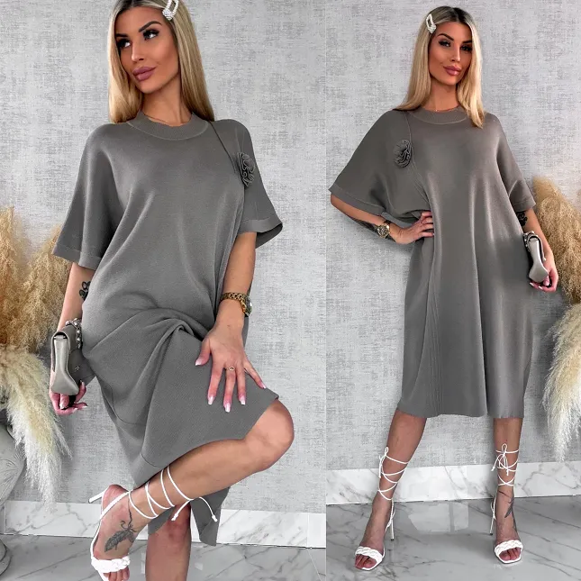 Luźna dzianinowa sukienka oversize z różą FANGO wiskoza - R443B