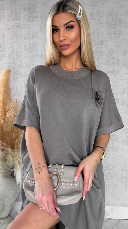 Luźna dzianinowa sukienka oversize z różą FANGO wiskoza - R443B