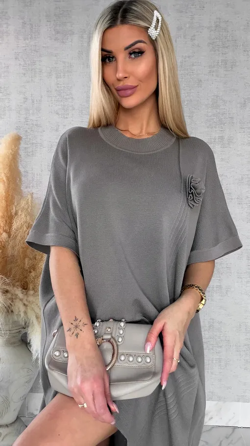 Luźna dzianinowa sukienka oversize z różą FANGO wiskoza - R443B