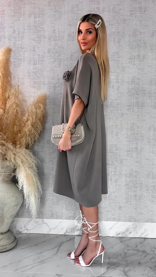 Luźna dzianinowa sukienka oversize z różą FANGO wiskoza - R443B