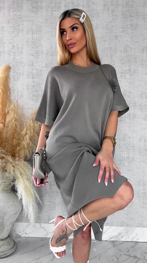 Luźna dzianinowa sukienka oversize z różą FANGO wiskoza - R443B