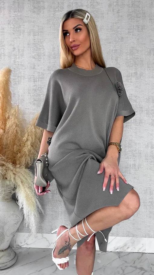 Luźna dzianinowa sukienka oversize z różą FANGO wiskoza - R443B