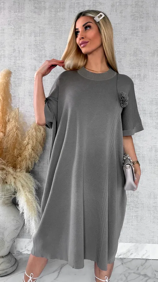 Luźna dzianinowa sukienka oversize z różą FANGO wiskoza - R443B