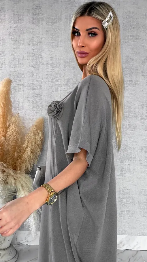 Luźna dzianinowa sukienka oversize z różą FANGO wiskoza - R443B