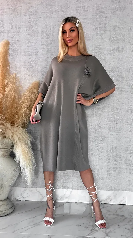 Luźna dzianinowa sukienka oversize z różą FANGO wiskoza - R443B