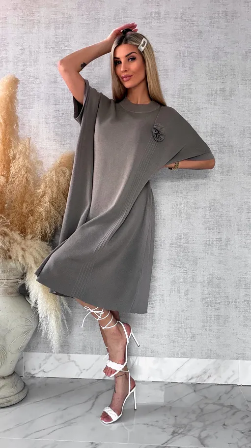 Luźna dzianinowa sukienka oversize z różą FANGO wiskoza - R443B