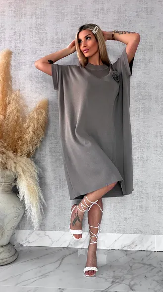 Luźna dzianinowa sukienka oversize z różą FANGO wiskoza - R443B