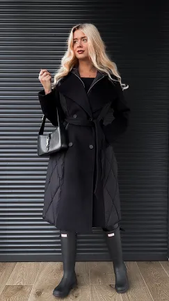 Czarny płaszcz z pikowanymi wstawkami i podwójnym zapięciem - R205