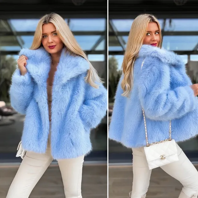 Ekskluzywne futerko w oryginalnym niebieskim kolorze - R117
