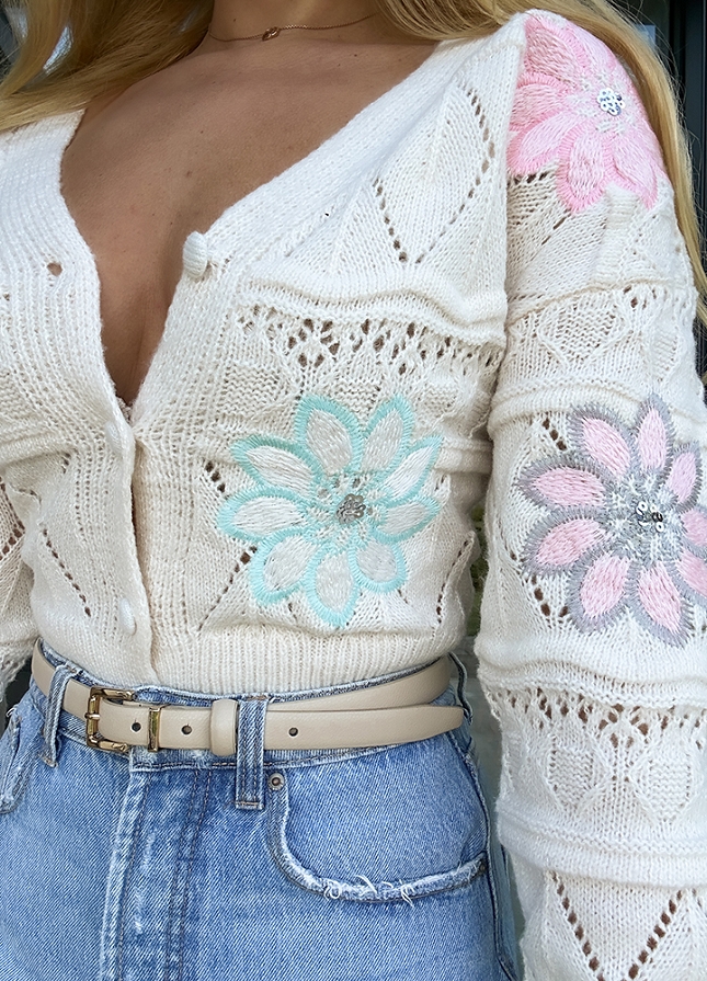 Ekskluzywny sweter ECRU z haftowanymi kwiatami z WISKOZY - M778A