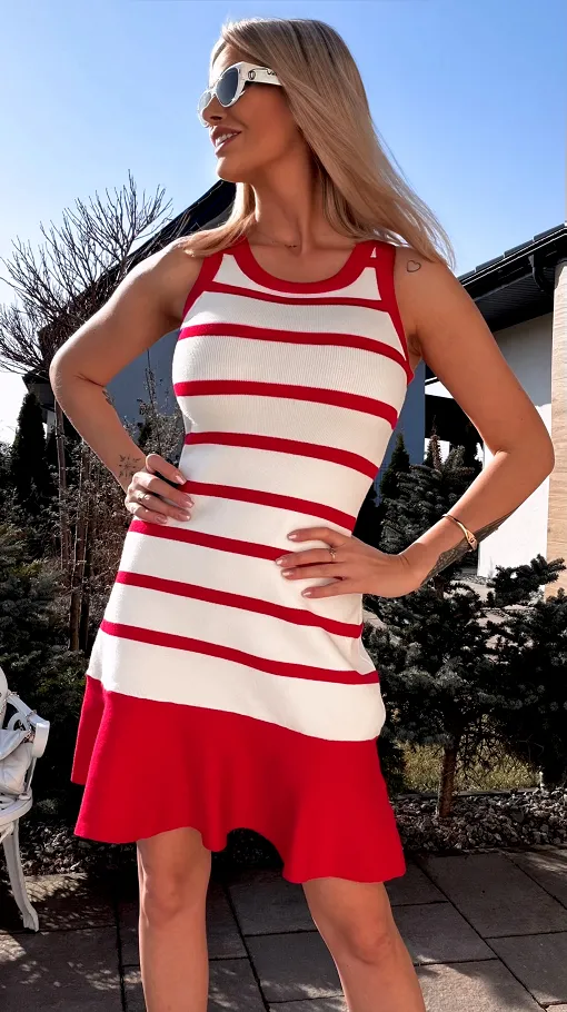 Dzianinowa sukienka na ramkach w modne paski z wiskozy CZERWONA - R795