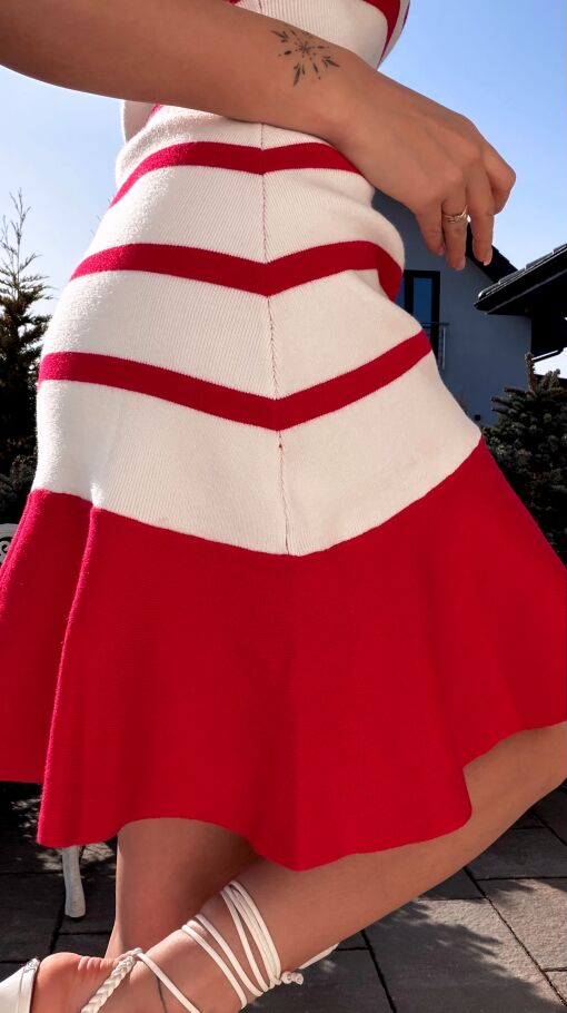 Dzianinowa sukienka na ramkach w modne paski z wiskozy CZERWONA - R795