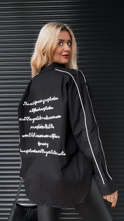 Czarna bawełniana koszula OVERSIZE z napisami - R258