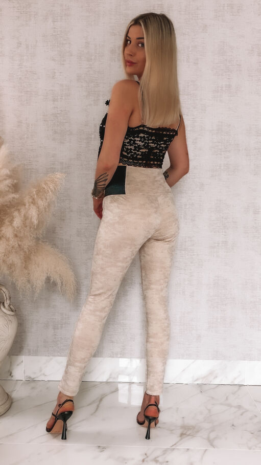 Elastyczne leginsy z szerokim gumowym pasem w skórzanym stylu BEŻOWE - R436