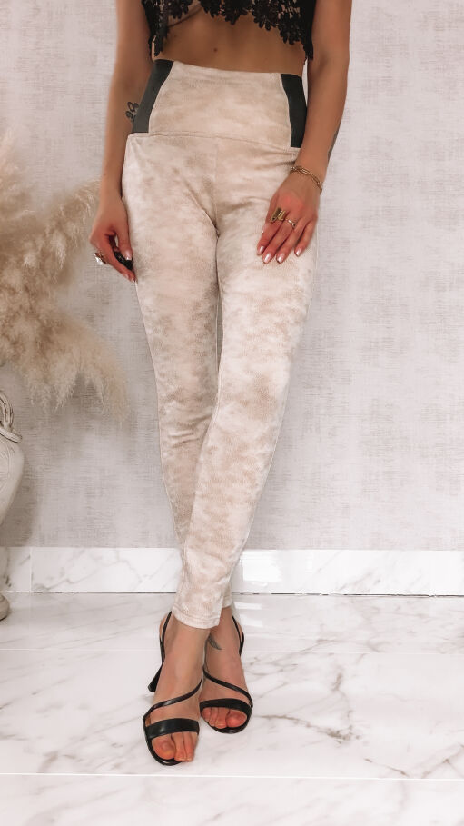 Elastyczne leginsy z szerokim gumowym pasem w skórzanym stylu BEŻOWE - R436