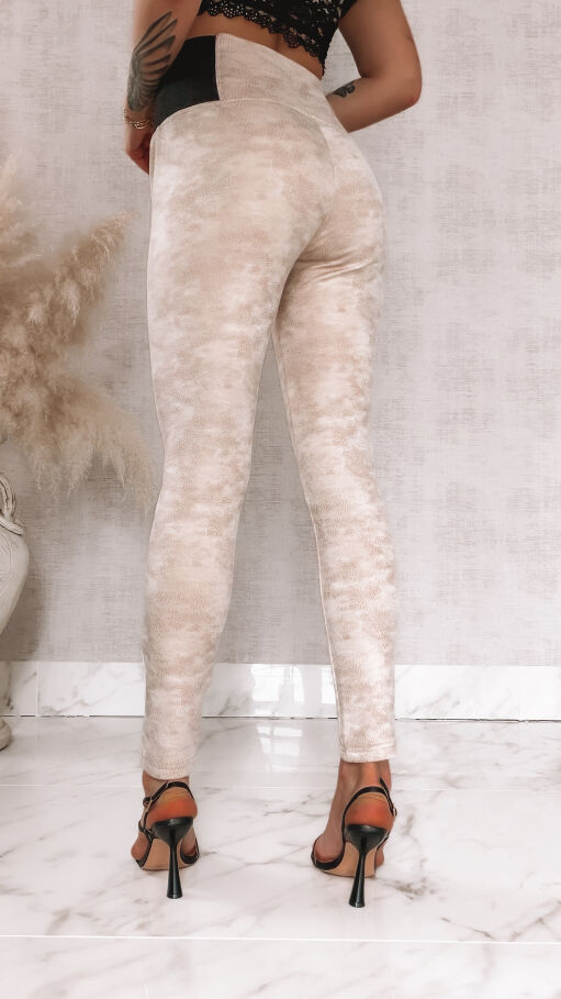 Elastyczne leginsy z szerokim gumowym pasem w skórzanym stylu BEŻOWE - R436