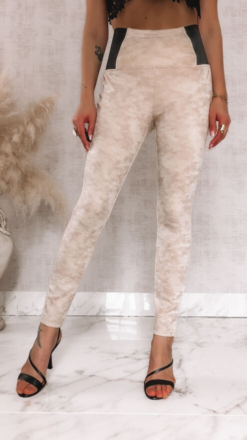 Elastyczne leginsy z szerokim gumowym pasem w skórzanym stylu BEŻOWE - R436