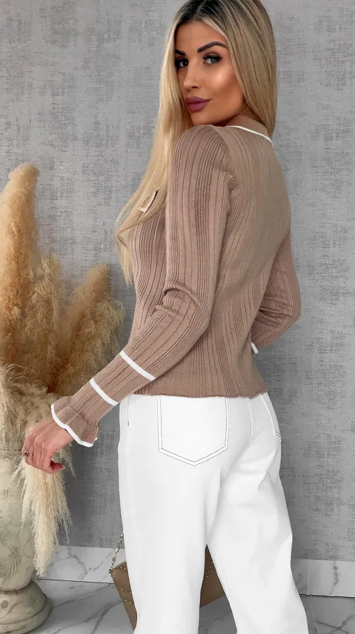 Wiosenna dzianinowa bluzka ze zdobionym dekoltem ONE SIZE - R636A