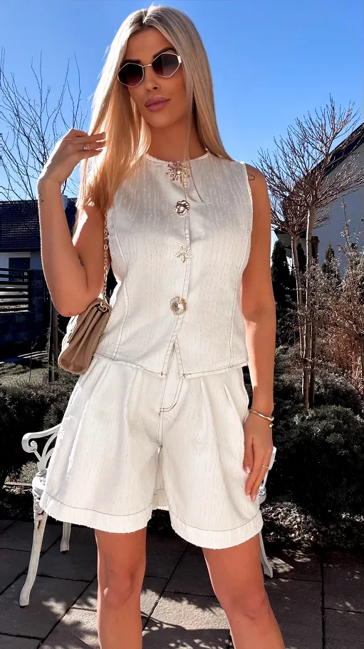 Miękki biały komplet jeansowy kamizelka + spodenki WHITE JEANS - R798A