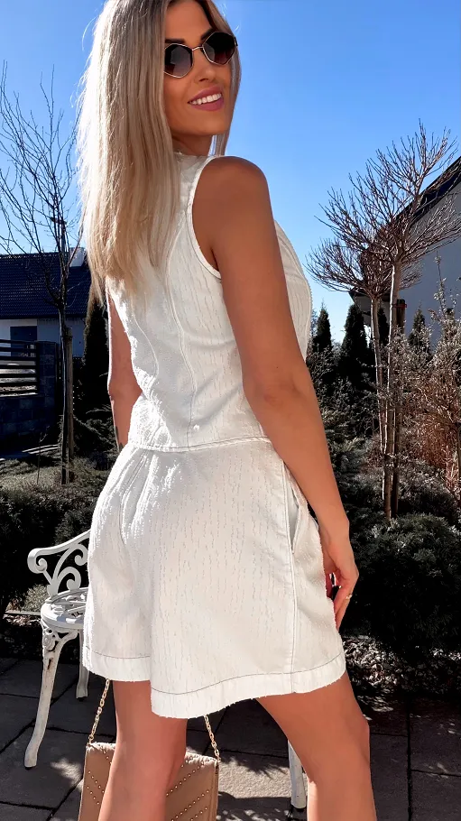 Miękki biały komplet jeansowy kamizelka + spodenki WHITE JEANS - R798A