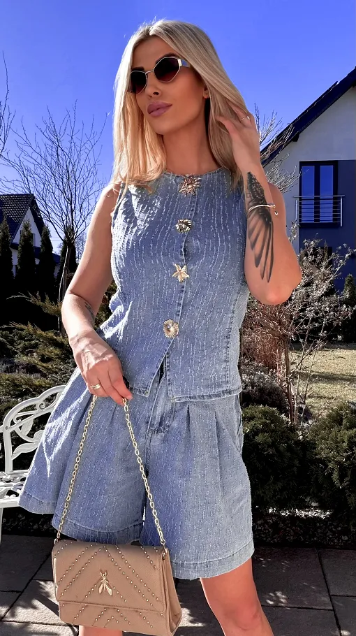 Miękki niebieski komplet jeansowy kamizelka + spodenki BLUE JEANS - R798