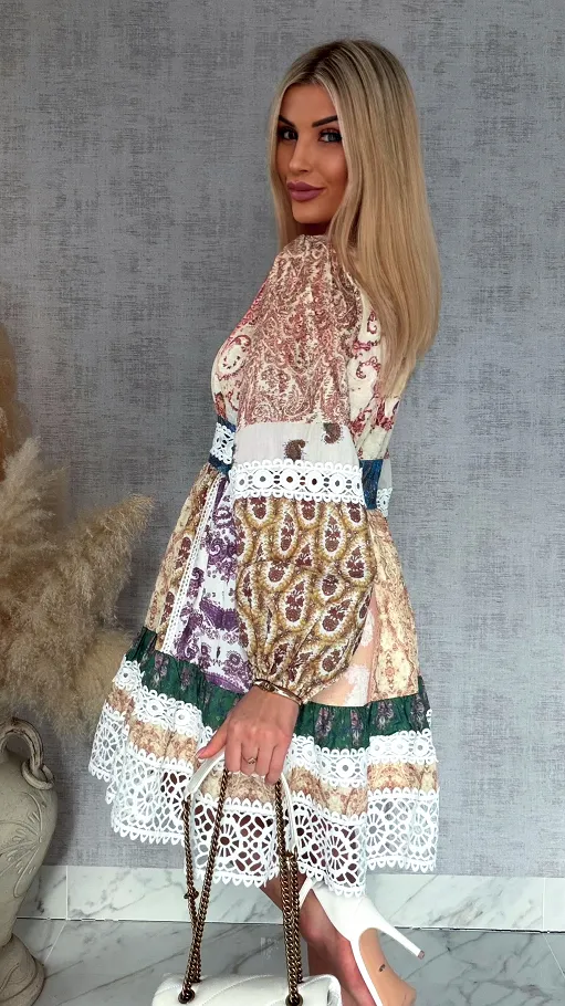 Oryginalna kolorowa sukienka z białą koronką - R812