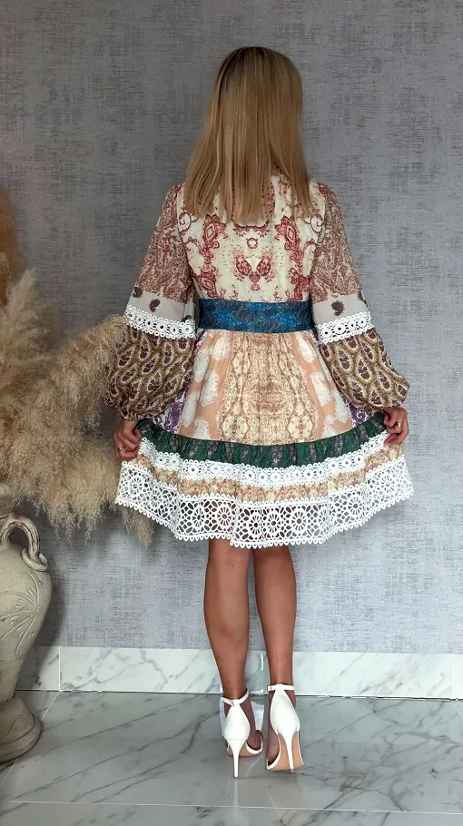 Oryginalna kolorowa sukienka z białą koronką - R812