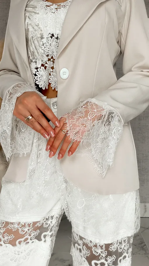 Elegancka beżowa marynarka wykończona koronką ONE SIZE - R899B