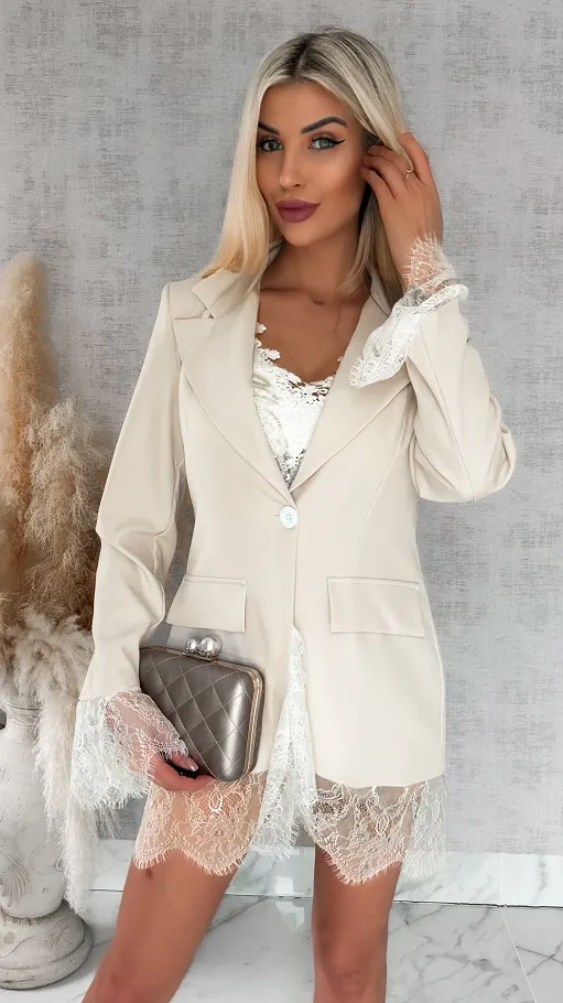 Elegancka beżowa marynarka wykończona koronką ONE SIZE - R899B