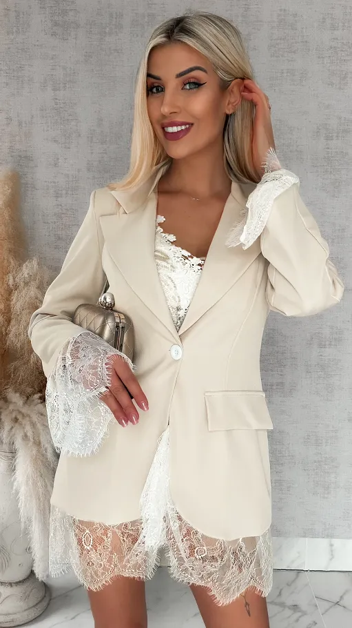 Elegancka beżowa marynarka wykończona koronką ONE SIZE - R899B