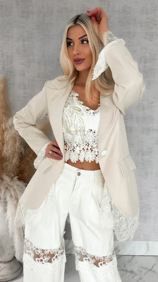 Elegancka beżowa marynarka wykończona koronką ONE SIZE - R899B