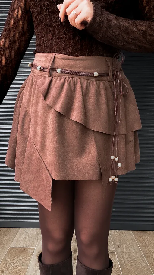 Zamszowa mini spódnica z rzemykiem w pasie BRĄZOWA - R394