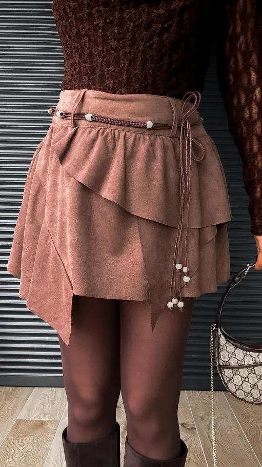 Zamszowa mini spódnica z rzemykiem w pasie BRĄZOWA - R394