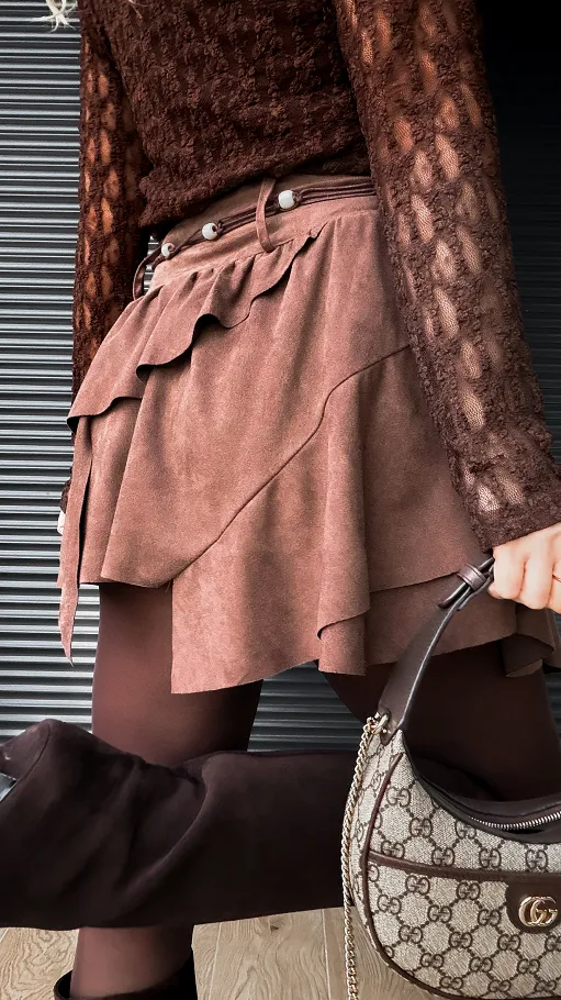 Zamszowa mini spódnica z rzemykiem w pasie BRĄZOWA - R394