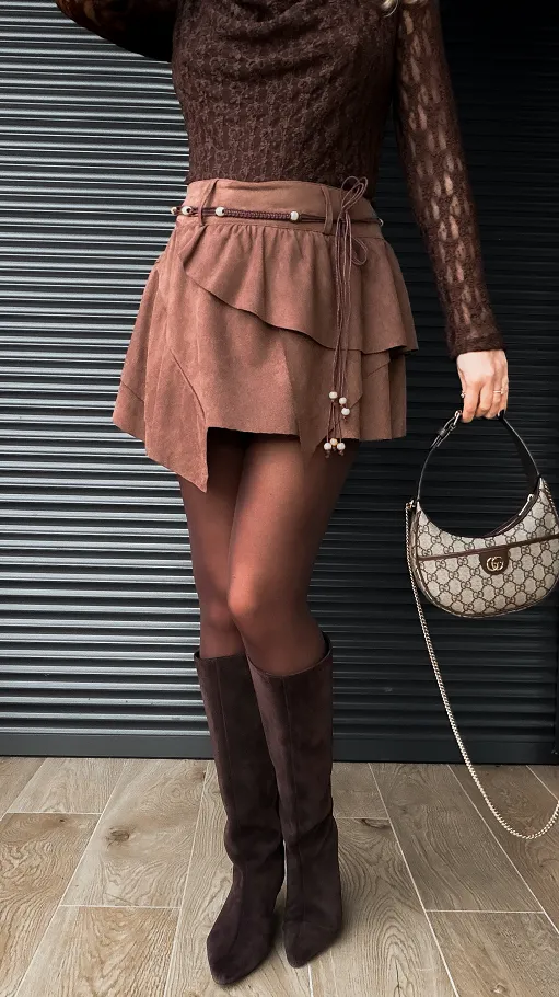 Zamszowa mini spódnica z rzemykiem w pasie BRĄZOWA - R394