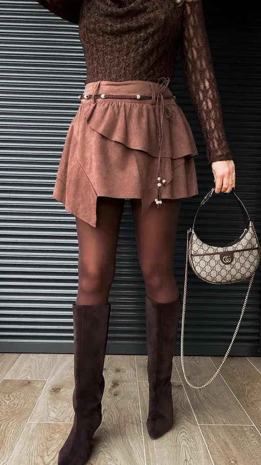 Zamszowa mini spódnica z rzemykiem w pasie BRĄZOWA - R394