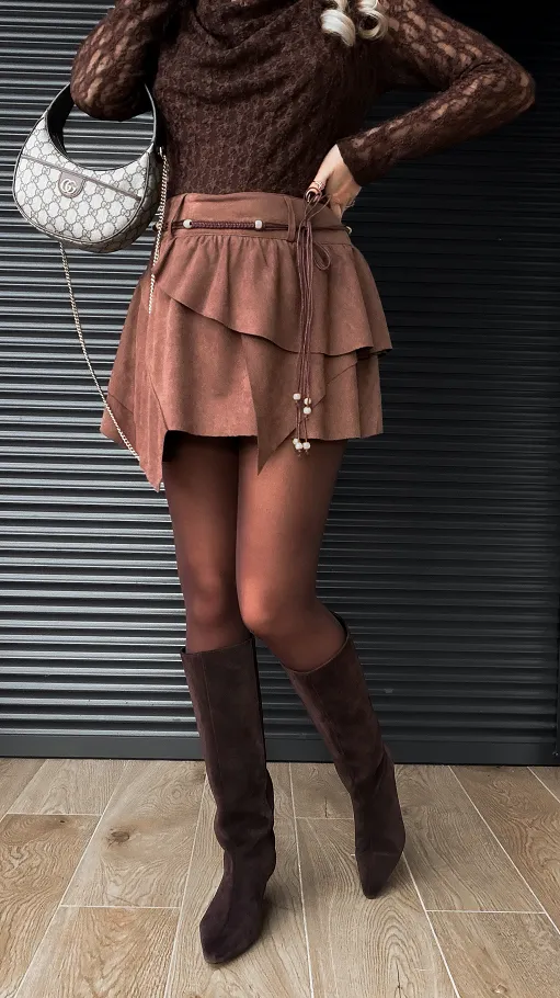Zamszowa mini spódnica z rzemykiem w pasie BRĄZOWA - R394