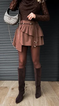 Zamszowa mini spódnica z rzemykiem w pasie BRĄZOWA - R394
