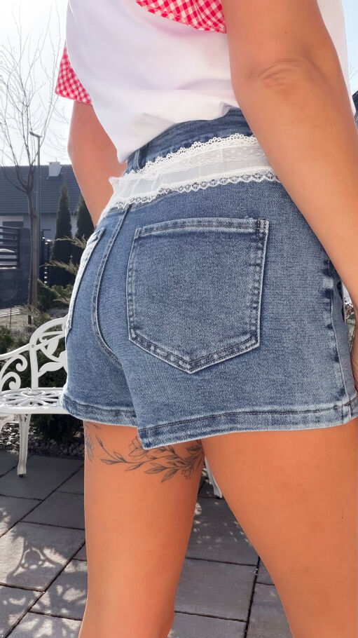 Elastyczne jeansowe spódnico-spodenki z białą koronką BLUE JEANS - R784