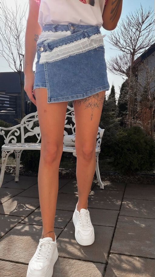 Elastyczne jeansowe spódnico-spodenki z białą koronką BLUE JEANS - R784